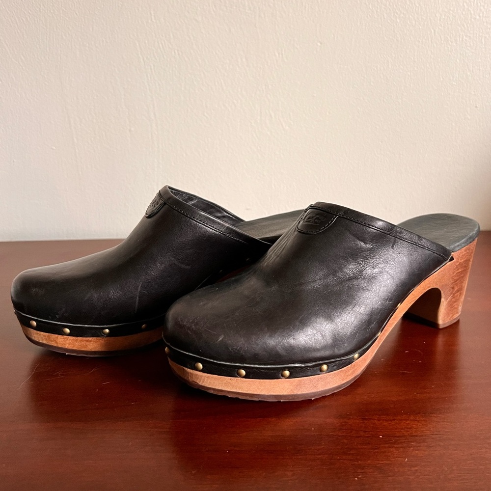 UGG leather studded wooden clogs w/ fur footbed - so comfy! Sz 8